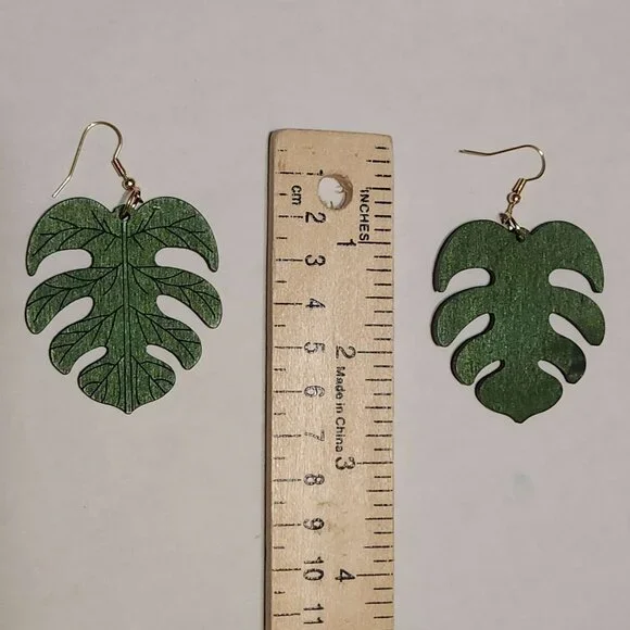 ❤️ 4/$20 New wood monstera-leaf earrings Lightweight dangle green plant foliage - Picture 3 of 4